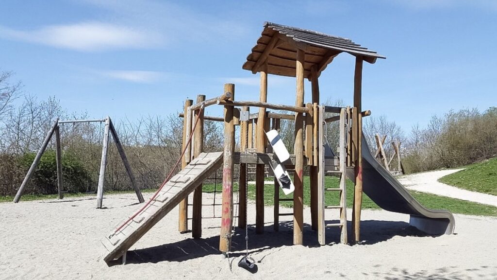 7 advantages of introducing outdoor playground sets to your children