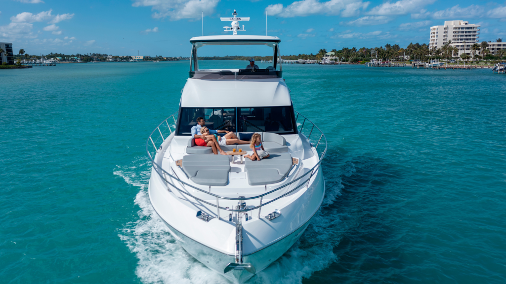 What cabin layouts are ideal for privacy during yacht rental trips?